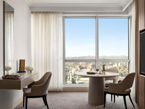Superior Twin Suite with Partial Haram View del hotel Mövenpick and Residence Hajar Tower Makkah. Foto 6