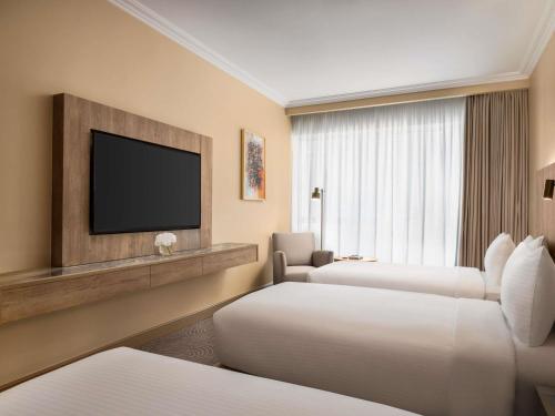 Habitación Superior con cama extragrande y vistas a la ciudad del hotel Mövenpick and Residence Hajar Tower Makkah. Foto 2