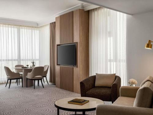 Suite Superior - Cama extragrande del hotel Mövenpick and Residence Hajar Tower Makkah. Foto 2