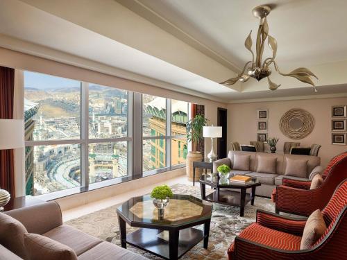 Fairmont Gold Junior King Suite Kaaba del hotel Fairmont Makkah Clock Royal Tower. Foto 1