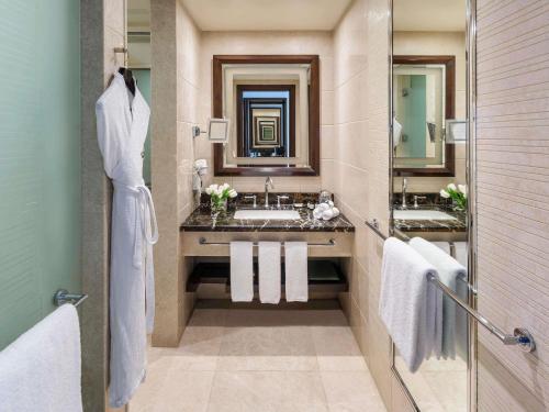 Suite Residencial con 2 camas individuales y vistas a la ciudad del hotel Fairmont Makkah Clock Royal Tower. Foto 1
