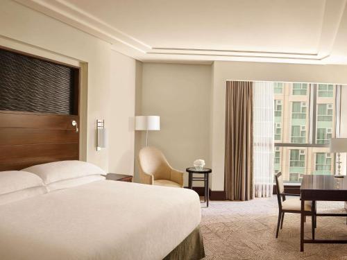 Habitación Fairmont con cama extragrande y vistas a la ciudad del hotel Fairmont Makkah Clock Royal Tower. Foto 11