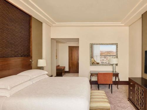 Fairmont Gold Junior King Suite with City View del hotel Fairmont Makkah Clock Royal Tower. Foto 2