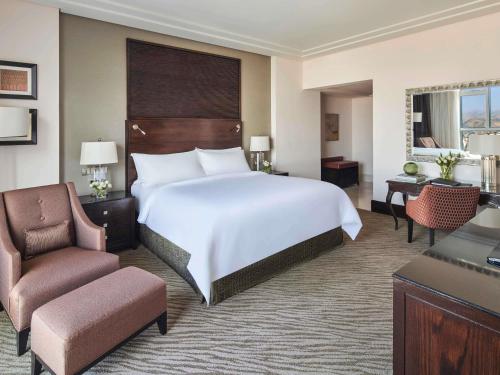 Suite Junior con cama extragrande del hotel Fairmont Makkah Clock Royal Tower. Foto 4