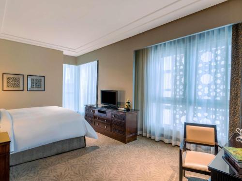 Deluxe King Room Haram del hotel Fairmont Makkah Clock Royal Tower. Foto 3