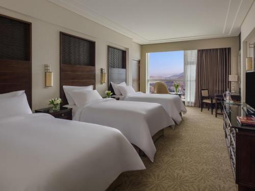 Habitación Triple Fairmont con vistas a la ciudad del hotel Fairmont Makkah Clock Royal Tower. Foto 4