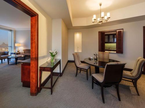 Suite Residencial con 2 camas individuales y vistas a la ciudad del hotel Fairmont Makkah Clock Royal Tower. Foto 4