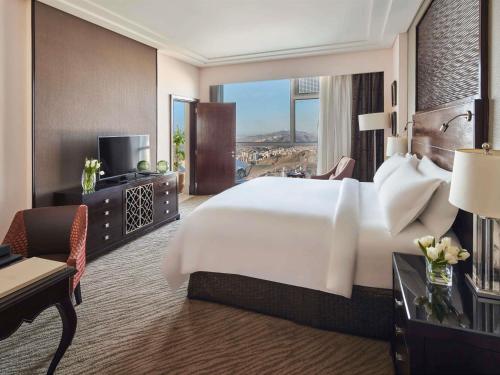 Fairmont Gold Junior King Suite with City View del hotel Fairmont Makkah Clock Royal Tower. Foto 3