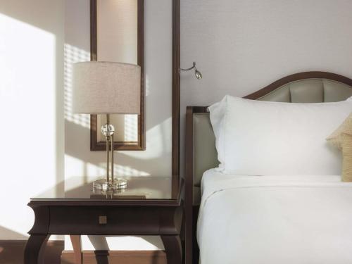 Suite Signature de un dormitorio con vistas a la ciudad del hotel Raffles Makkah Palace. Foto 1