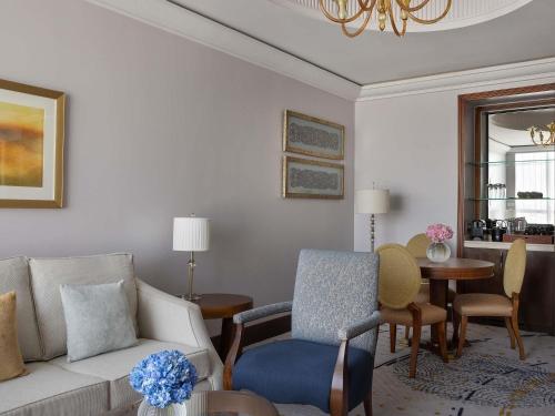 Suite Signature de un dormitorio con vistas a la ciudad del hotel Raffles Makkah Palace. Foto 2