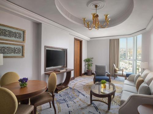 Suite Signature de un dormitorio con vistas a la ciudad del hotel Raffles Makkah Palace. Foto 3