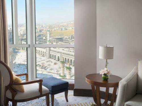 Suite Signature de un dormitorio con vistas a la ciudad del hotel Raffles Makkah Palace. Foto 4