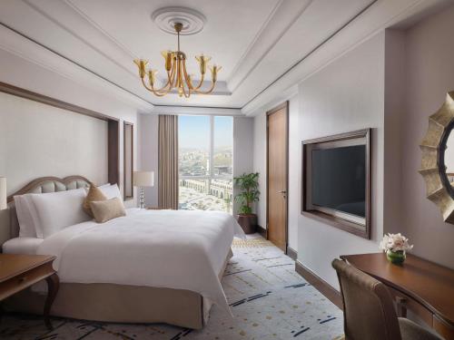 Suite Signature de un dormitorio con vistas a la ciudad del hotel Raffles Makkah Palace. Foto 5