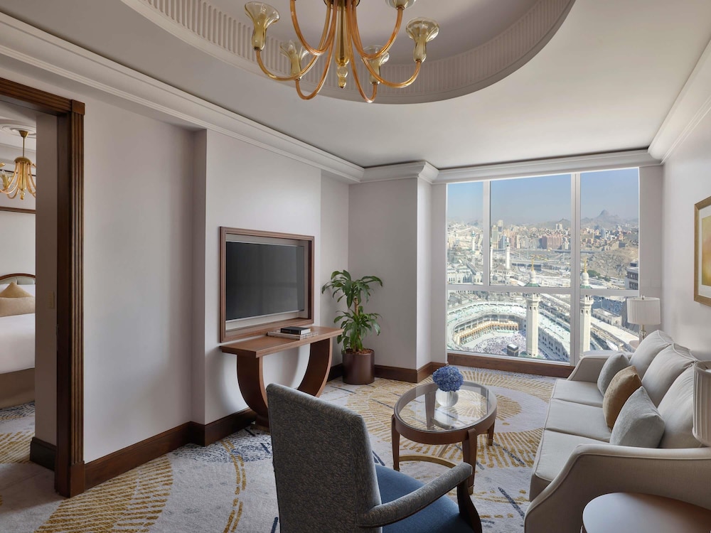 Suite Deluxe de un dormitorio con vistas parciales a la Kaaba del hotel Raffles Makkah Palace