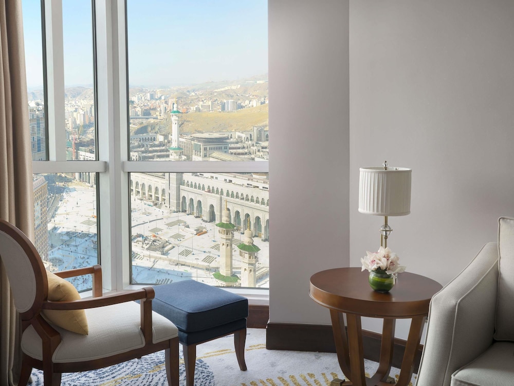 Suite Signature de un dormitorio con vistas a la mezquita del hotel Raffles Makkah Palace. Foto 5