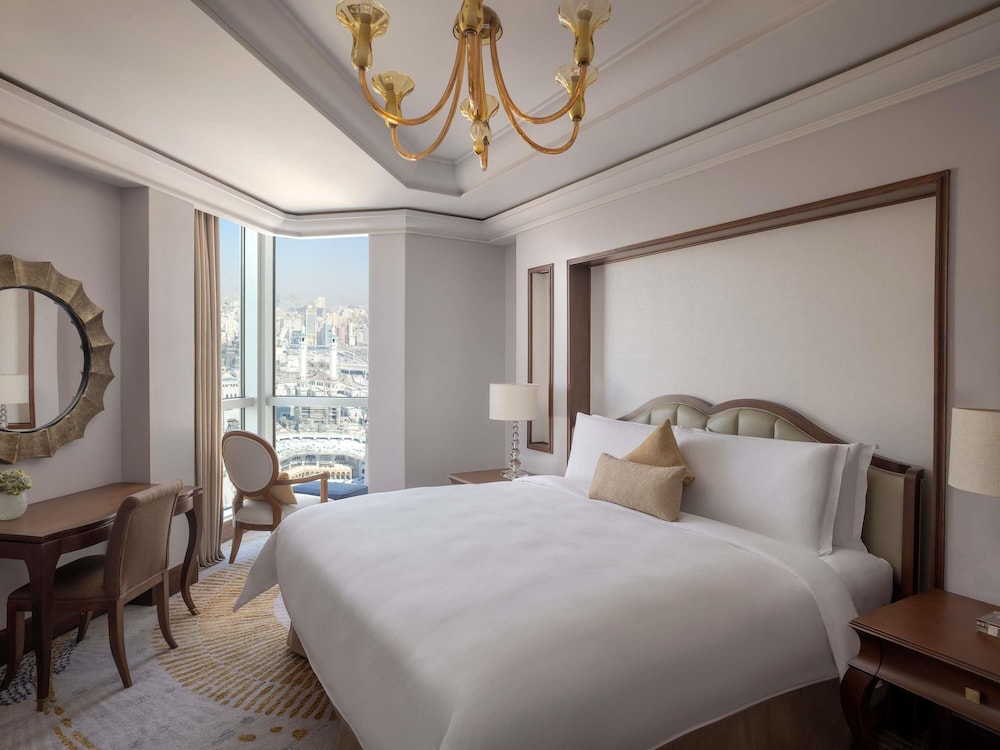 Suite Signature de un dormitorio con vistas parciales a la Kaaba del hotel Raffles Makkah Palace