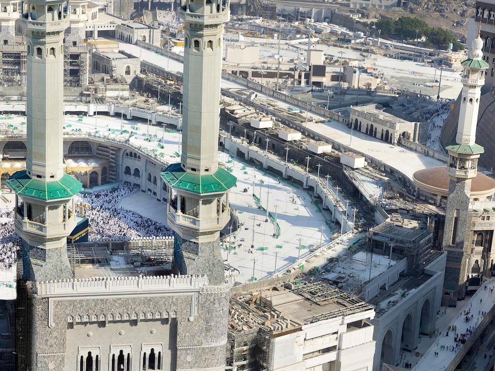 Suite Signature de un dormitorio con vistas parciales a la Kaaba del hotel Raffles Makkah Palace. Foto 1