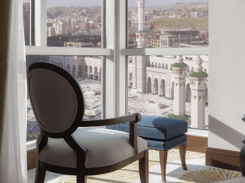 Suite Signature de un dormitorio con vistas parciales a la Kaaba del hotel Raffles Makkah Palace. Foto 2