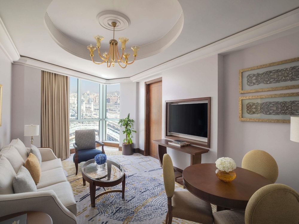 Suite Signature de un dormitorio con vistas parciales a la Kaaba del hotel Raffles Makkah Palace. Foto 3