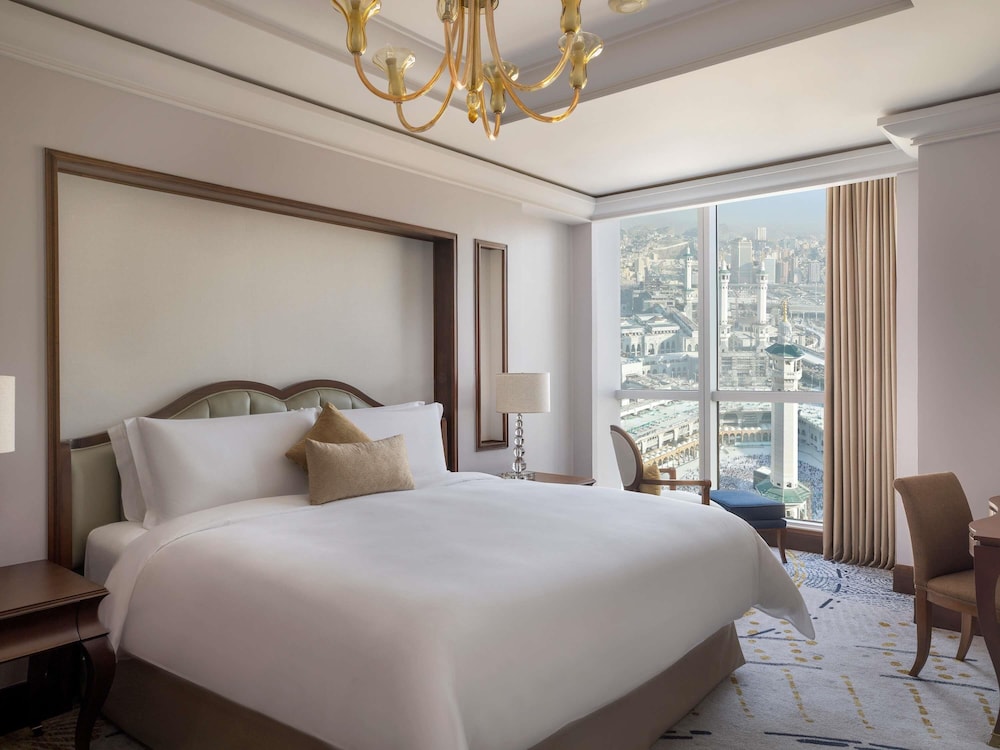 Suite Deluxe de un dormitorio con vistas parciales a la Kaaba del hotel Raffles Makkah Palace. Foto 1