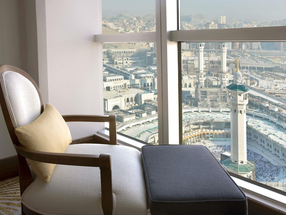 Suite Deluxe de un dormitorio con vistas parciales a la Kaaba del hotel Raffles Makkah Palace. Foto 4