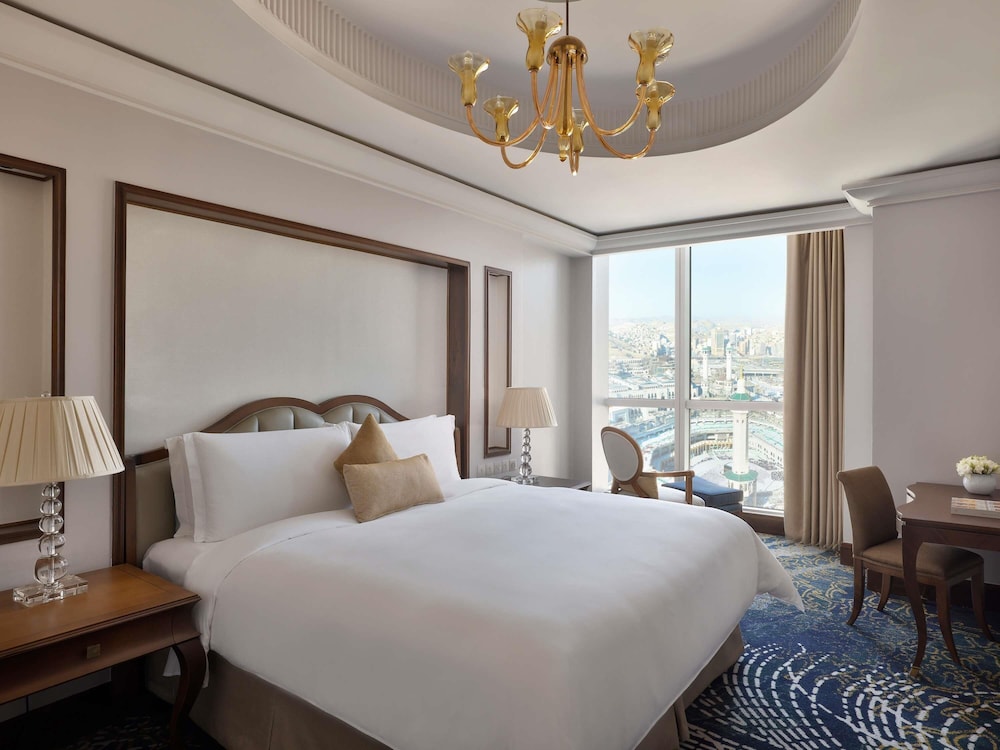 Suite Royal de dos dormitorios con vistas parciales a la Kaaba del hotel Raffles Makkah Palace