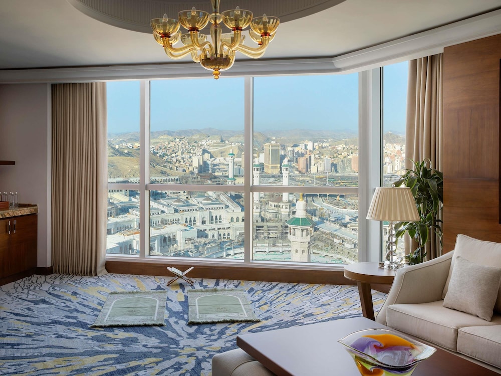 Suite Royal de dos dormitorios con vistas parciales a la Kaaba del hotel Raffles Makkah Palace. Foto 2