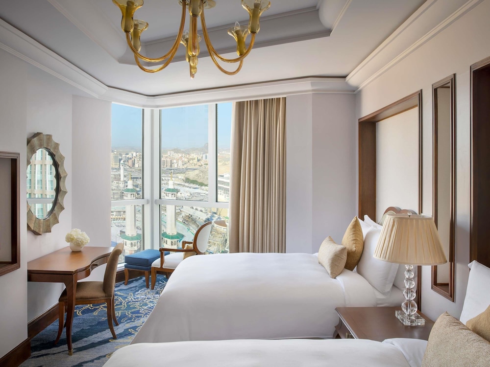 Suite Royal de dos dormitorios con vistas parciales a la Kaaba del hotel Raffles Makkah Palace. Foto 3