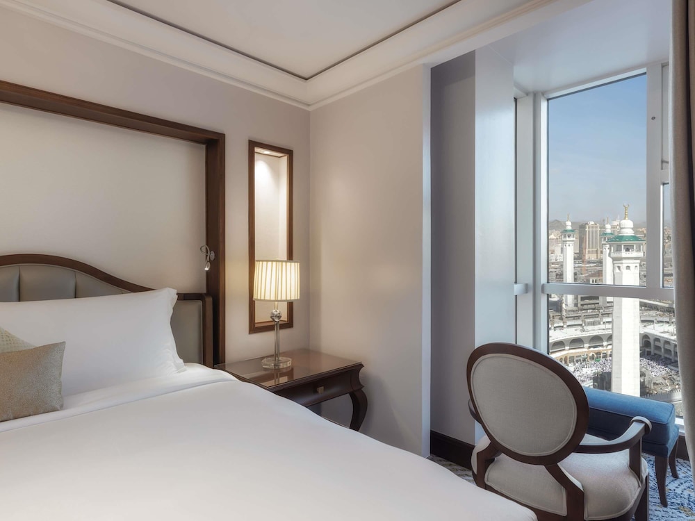 Suite Royal de dos dormitorios con vistas parciales a la Kaaba del hotel Raffles Makkah Palace. Foto 5