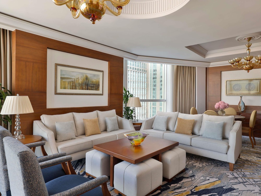 Suite Royal de dos dormitorios con vistas parciales a la Kaaba del hotel Raffles Makkah Palace. Foto 6