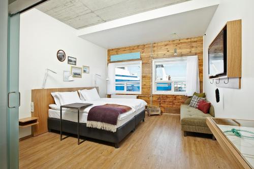 Habitación Doble Deluxe con vistas al mar del hotel Reykjavik Marina - Berjaya Iceland Hotels. Foto 3