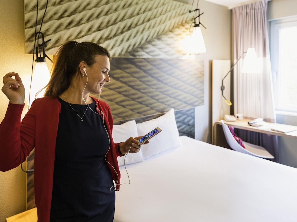 Habitación con 1 cama doble de 160x200 cm, nuevo concepto Sleep Easy del hotel Ibis Zurich Messe-airport. Foto 5