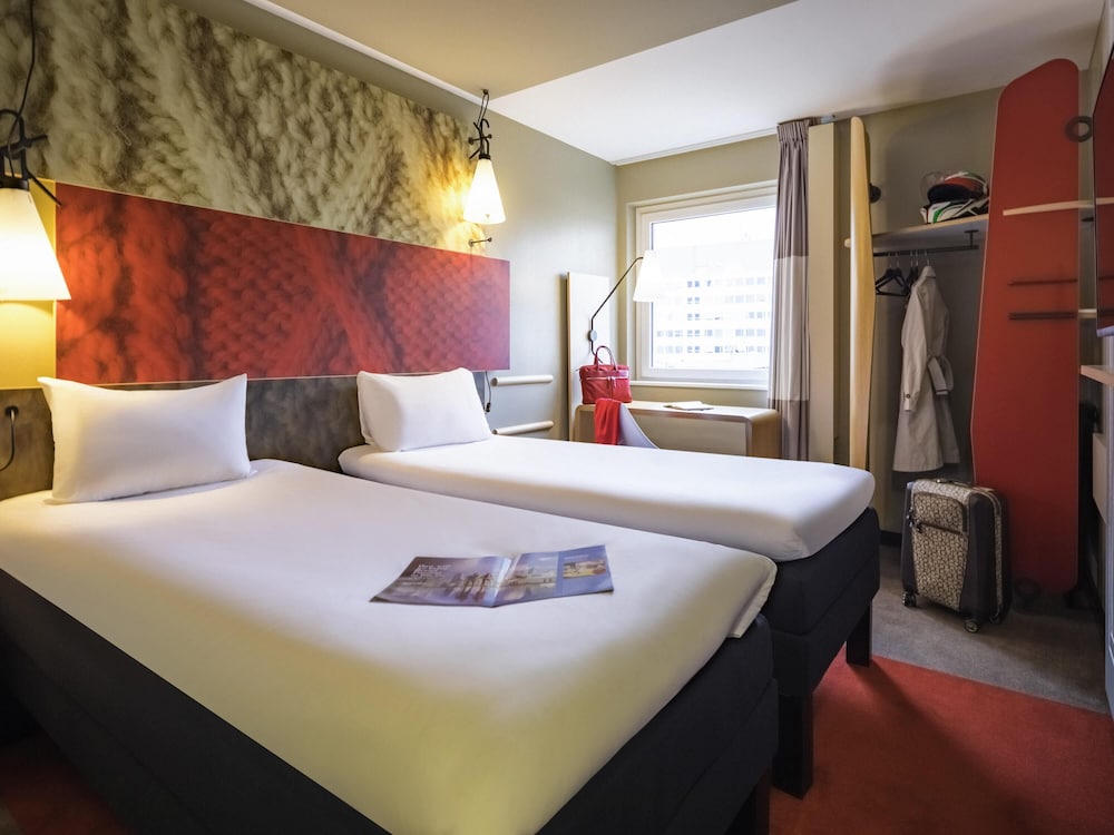 Habitación con dos camas individuales de 80x200 cm, nuevo concepto Sleep Easy del hotel Ibis Zurich Messe-airport