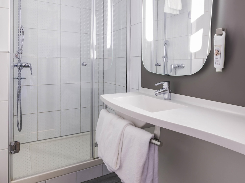 Habitación con dos camas individuales de 80x200 cm, nuevo concepto Sleep Easy del hotel Ibis Zurich Messe-airport. Foto 2