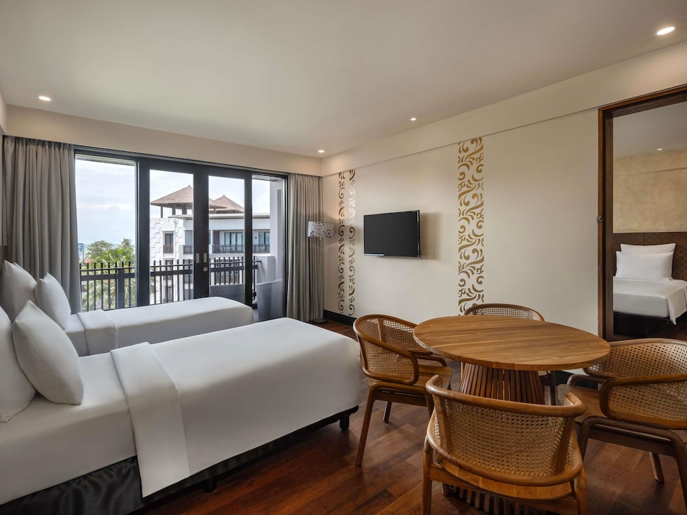 SUITE FAMILIAR JUNIOR, 1 Cama King Size y 2 Camas Individuales, Vistas al Jardín del hotel Pullman Bali Legian Beach. Foto 3