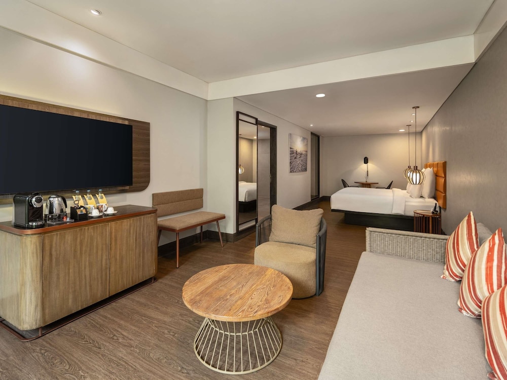 HABITACIÓN DELUXE PREMIUM, 1 Cama King Size, Vistas al Jardín del hotel Pullman Bali Legian Beach. Foto 3