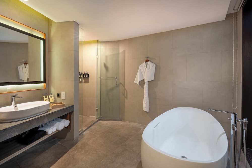 HABITACIÓN DELUXE PREMIUM, 1 Cama King Size, Vistas al Jardín del hotel Pullman Bali Legian Beach. Foto 6
