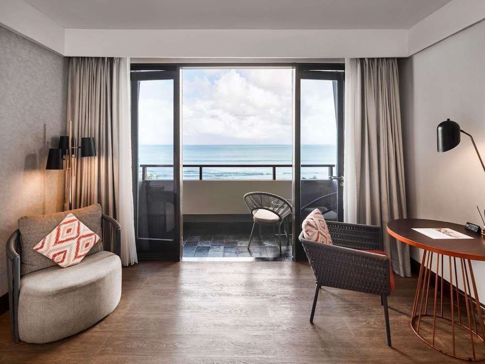 HABITACIÓN DELUXE PREMIUM, 1 Cama King Size, Vistas al Mar del hotel Pullman Bali Legian Beach. Foto 2