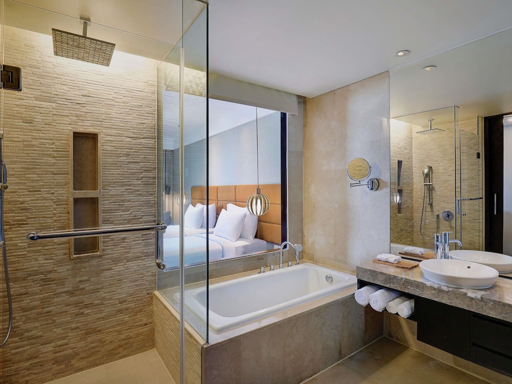 HABITACIÓN DELUXE PREMIUM, 1 Cama King Size, Vistas al Mar del hotel Pullman Bali Legian Beach. Foto 4