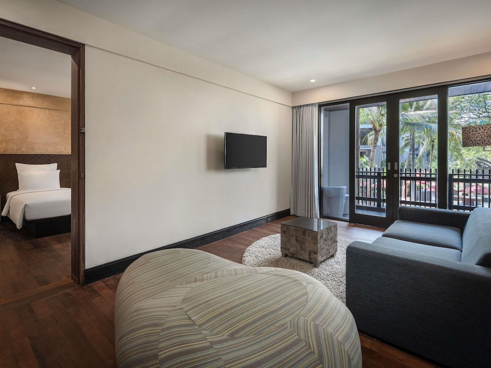 SUITE SUPERIOR, 1 Cama King Size, Vistas al Jardín del hotel Pullman Bali Legian Beach. Foto 2