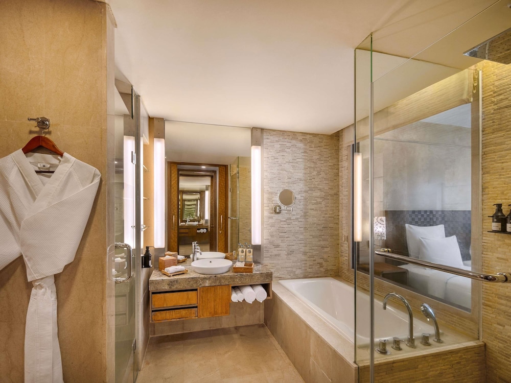 SUITE SUPERIOR, 1 Cama King Size, Vistas al Jardín del hotel Pullman Bali Legian Beach. Foto 4