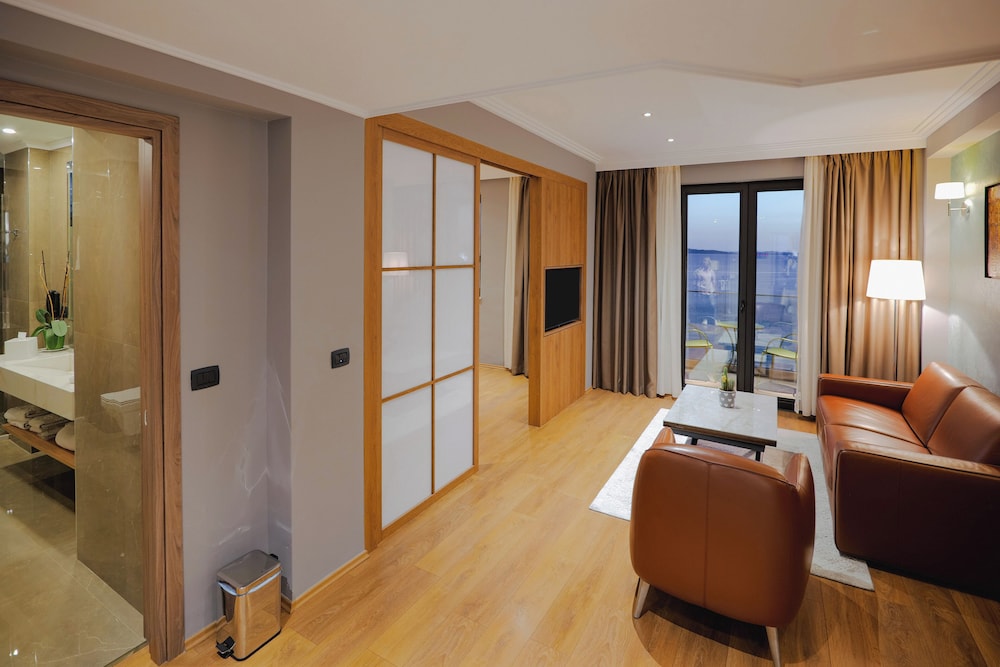 Suite Junior con vistas al mar del hotel Saranda Butrinti, Affiliated by Melia. Foto 2