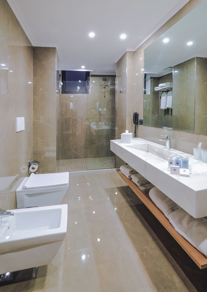 Suite Junior con vistas al mar del hotel Saranda Butrinti, Affiliated by Melia. Foto 3