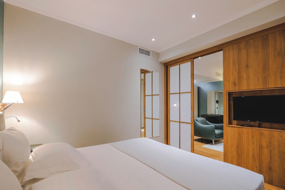 Suite Junior con vistas a la ciudad del hotel Saranda Butrinti, Affiliated by Melia