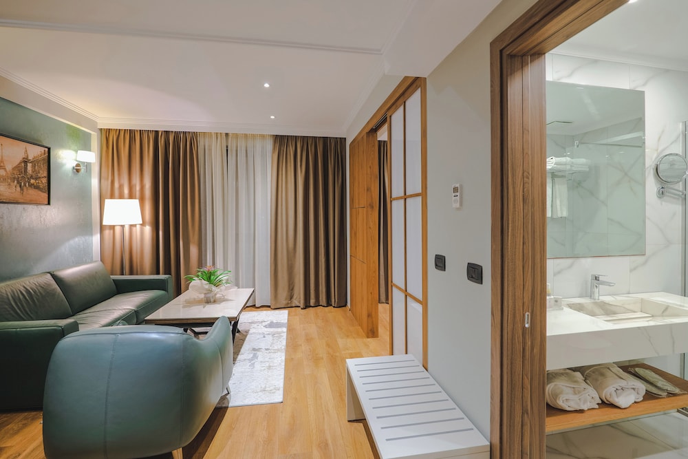 Suite Junior con vistas a la ciudad del hotel Saranda Butrinti, Affiliated by Melia. Foto 1