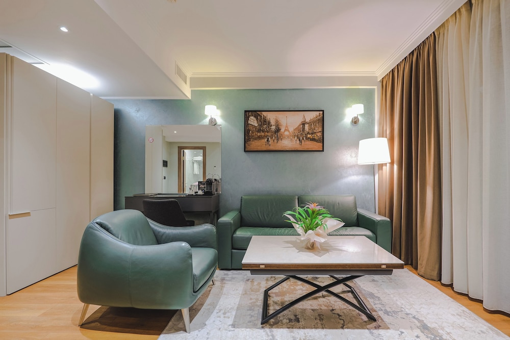 Suite Junior con vistas a la ciudad del hotel Saranda Butrinti, Affiliated by Melia. Foto 2