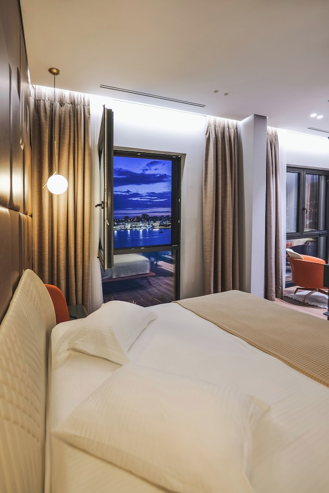 Suite con vistas al mar del hotel Saranda Butrinti, Affiliated by Melia. Foto 2