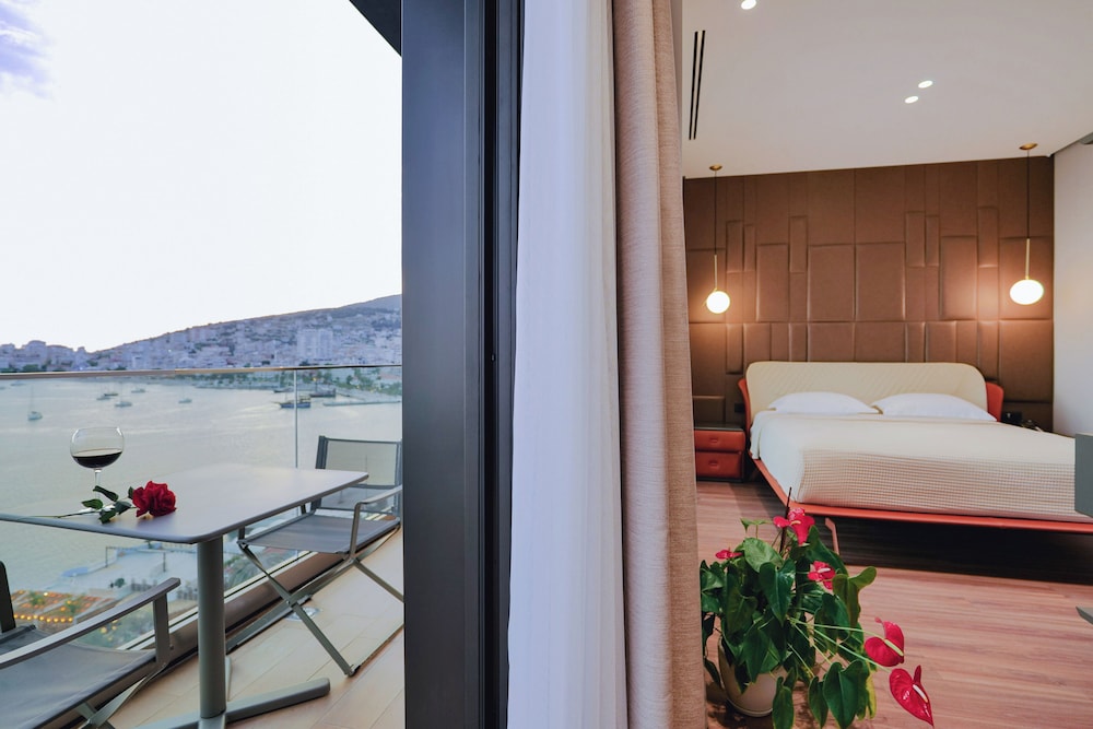 Suite con vistas al mar del hotel Saranda Butrinti, Affiliated by Melia. Foto 3