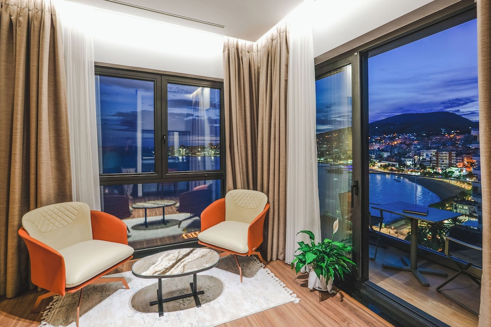 Suite con vistas al mar del hotel Saranda Butrinti, Affiliated by Melia. Foto 4