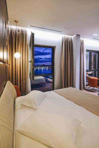 Suite con Vistas al Mar y Balcón del hotel Saranda Butrinti, Affiliated by Melia. Foto 2
